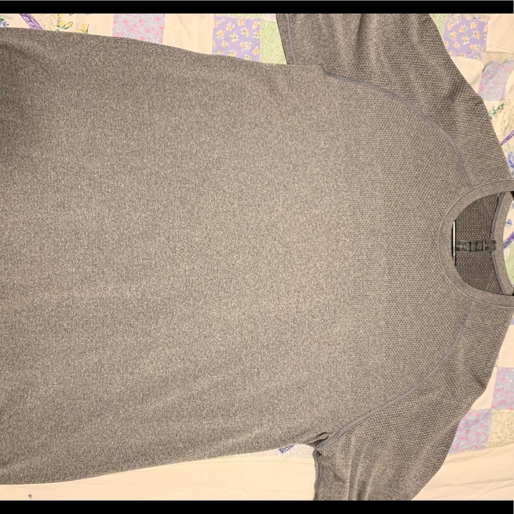 LULULEMON METAL VENT TECH SIZE LARGE